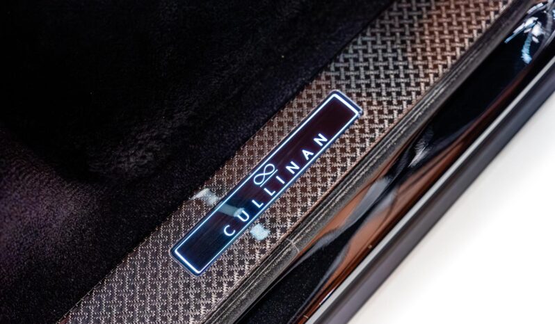 
								Rolls-Royce Cullinan Black Badge 2024 full									