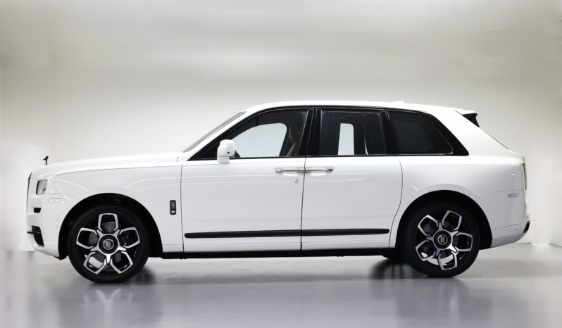 
								Rolls-Royce Cullinan White Badge 2022 full									