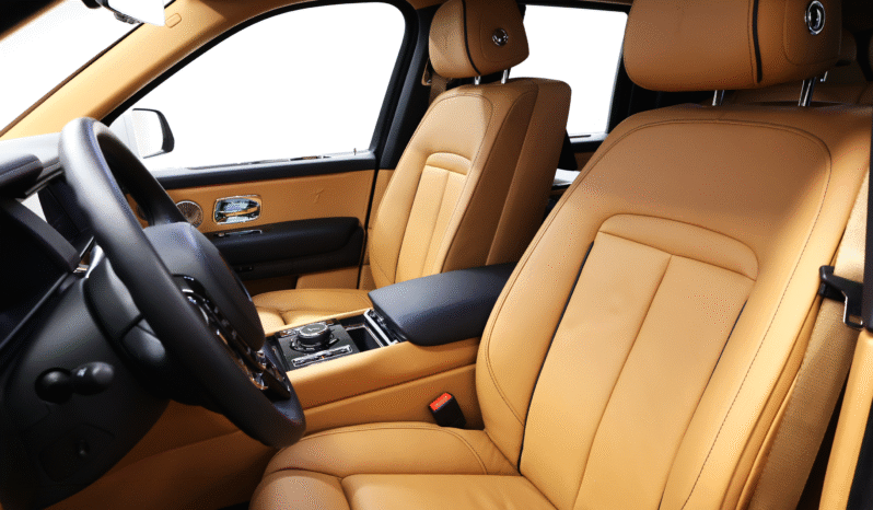 
								Rolls-Royce Cullinan White Badge 2022 full									